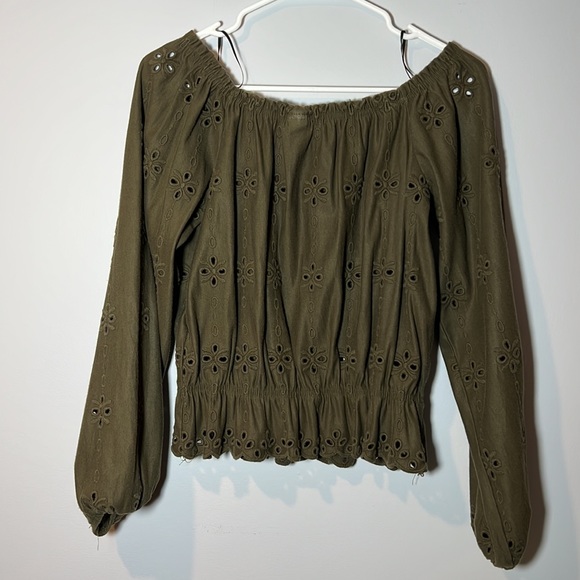 ✨H&M Olive Green Off Shoulder (optional) peasant blouse - Picture 3 of 3